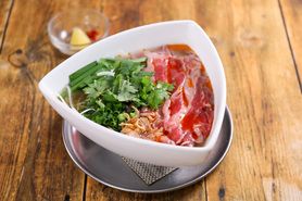 名物！ラムしゃぶのスパイシーフォー.Phở cừu Shabu cay nổi tiếng .