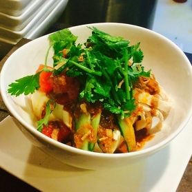 蒸し鶏とアボカドのパクチー豆腐. Thịt gà hấp và bơ ,đậu phụ rau mùi . 