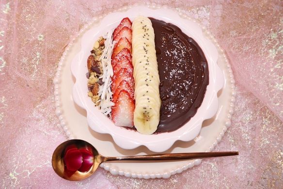 パリッと割れる上品な食感を！ チョコクラッキングアサイーボウル