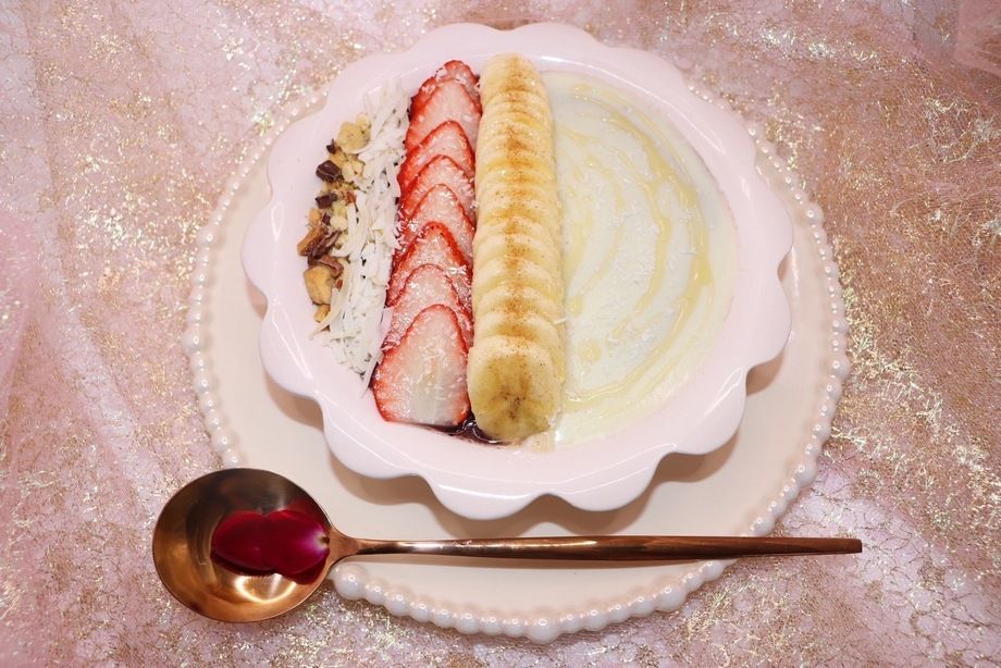 白くとろける贅沢なひとくち！ ホワイトチョコクラッキングアサイーボウル（1800）