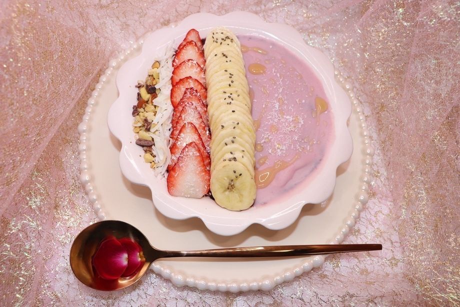 甘酸っぱさとクラッキングの絶妙なハーモニー！ ストロベリークラッキングアサイーボウル（1800）