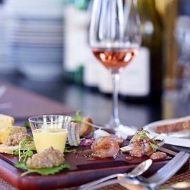 旬の食材で構成された　OMAKASE コース