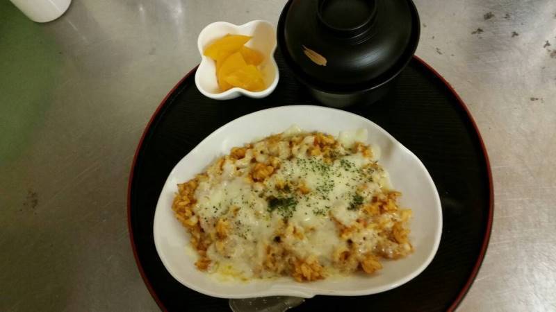 チキンピラフチーズ乗せ