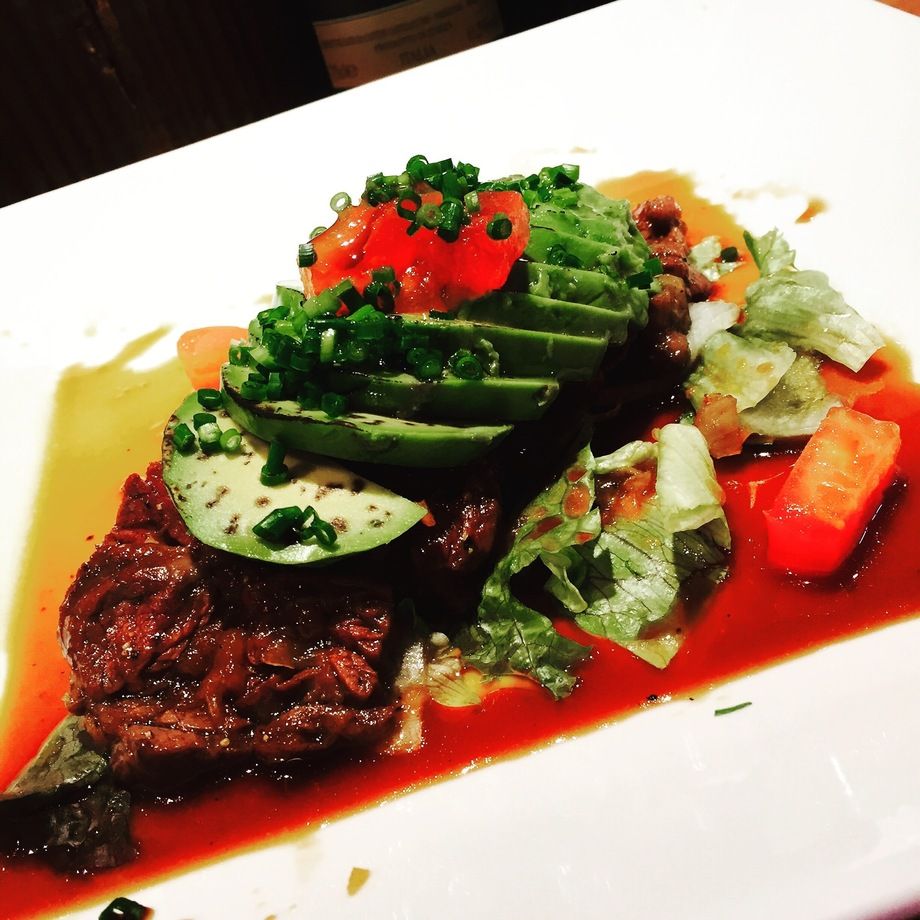 ハラミステーキの炙りアボカドのせ