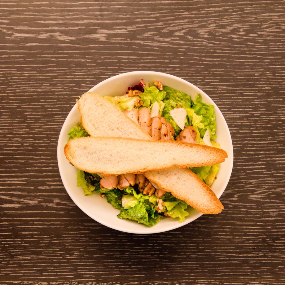 自家製スモークチキンのシーザーサラダ