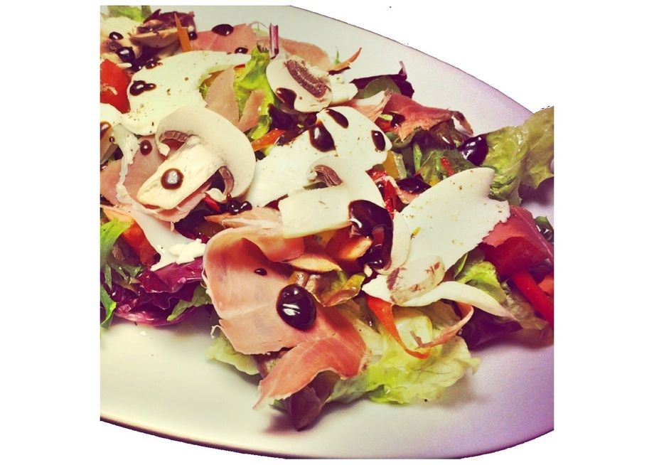 ハモンセラーノ モッツァレラサラダ（880円）