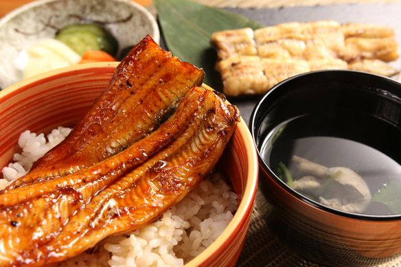 めおと重（現在は蒲焼きとしら焼きが半身ずつお重にのせてご提供しております）