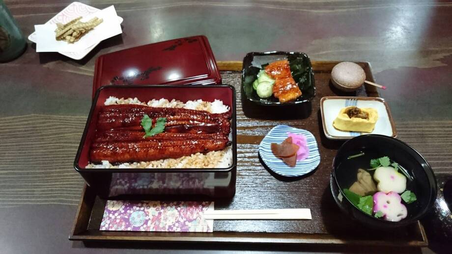 鰻 重　特上　（うまき・うざく・香の物・肝吸い 付）（￥3,600　（税込））