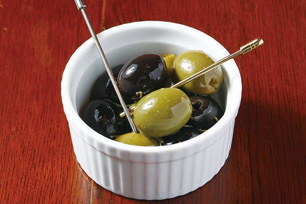 ハーブオイルにつけた彩りオリーブ