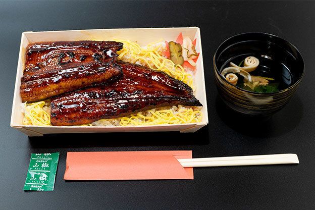 お持帰り　鰻重弁当（上 ・ 特上）　・　　鰻単品　鰻蒲焼一尾　・　お吸い物／肝吸い（（全て税込）鰻重上￥2000・ 鰻重特上￥3000・お吸い物￥200・肝吸い￥300 ・鰻蒲焼一尾￥2700・白焼一尾￥3200）
