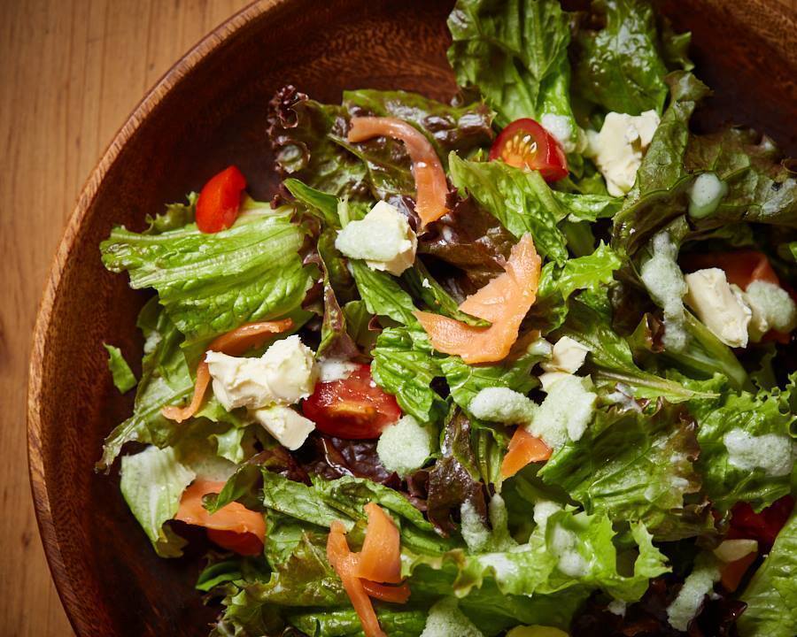 スモークサーモンとクリームチーズのバジマヨサラダ（￥７８０）