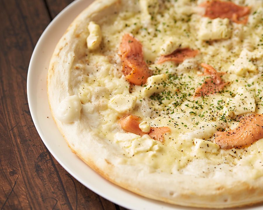 スモークサーモンとクリームチーズのピザ（￥１１８０（М））