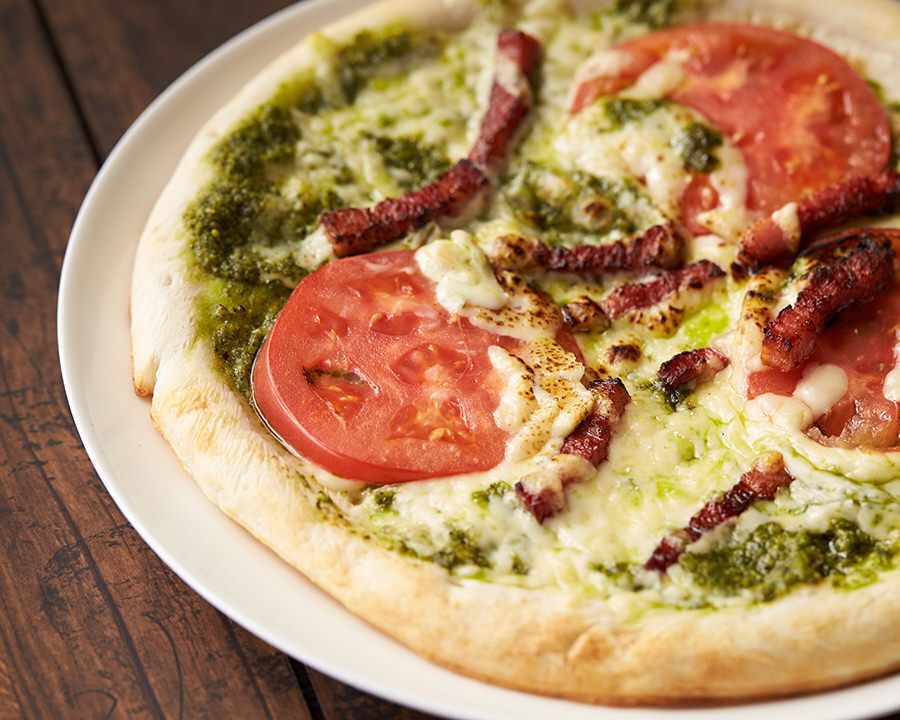 フレッシュトマトと厚切りベーコンのピザ（￥１１８０（М））