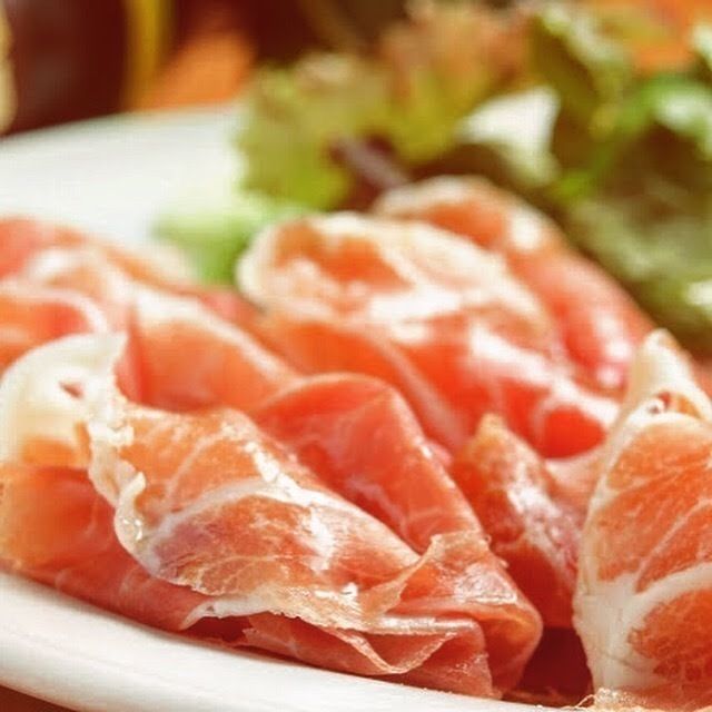 24ヶ月熟成 パルマ産プロシュット&ナポリサラミの盛合わせ（980円）