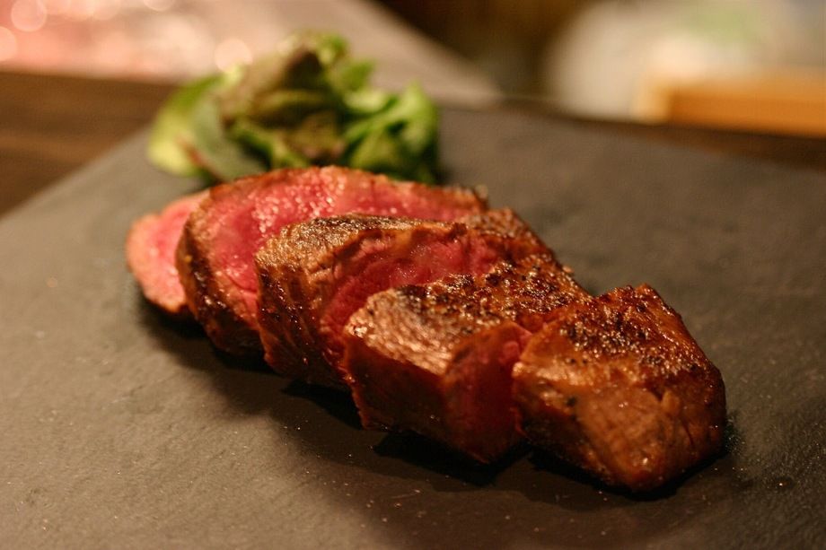 黒毛和牛 特上赤身ステーキ（1860円）