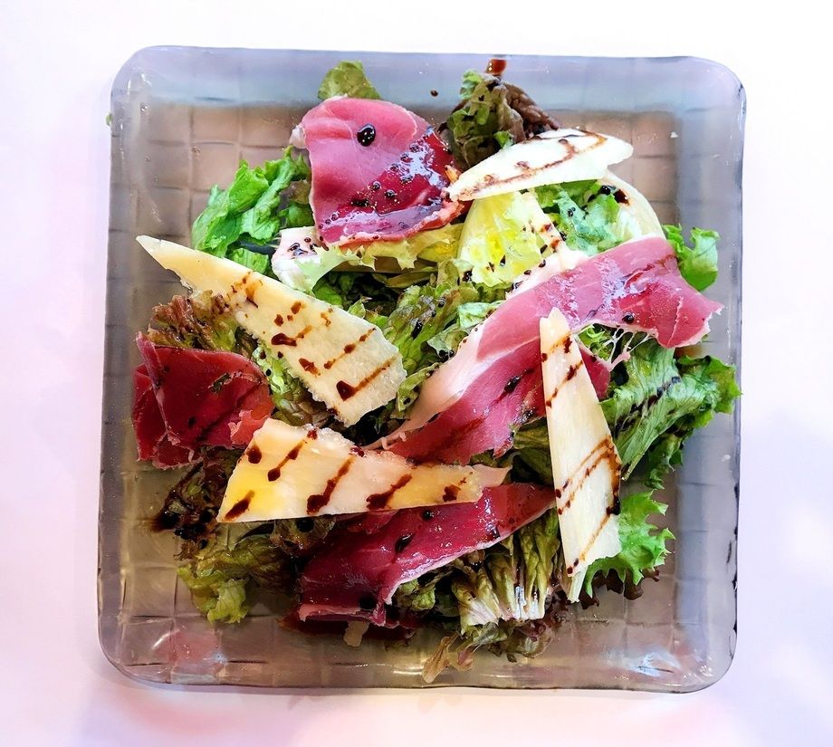 生ハムとチーズのサラダ