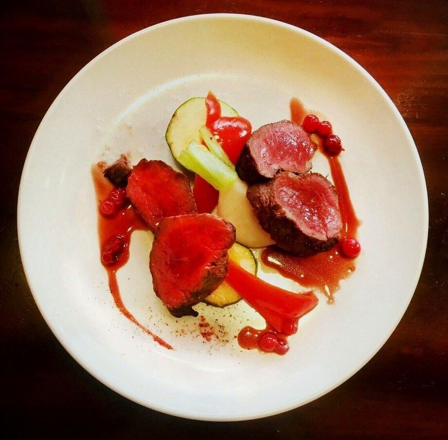 蝦夷鹿のロースト　フランボワーズと赤スグリのソース