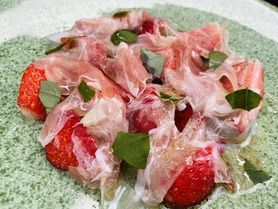 自家製リコッタチーズと生ハム苺