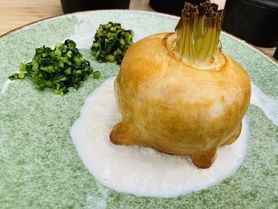 丸ごと蕪のパイ包み焼き