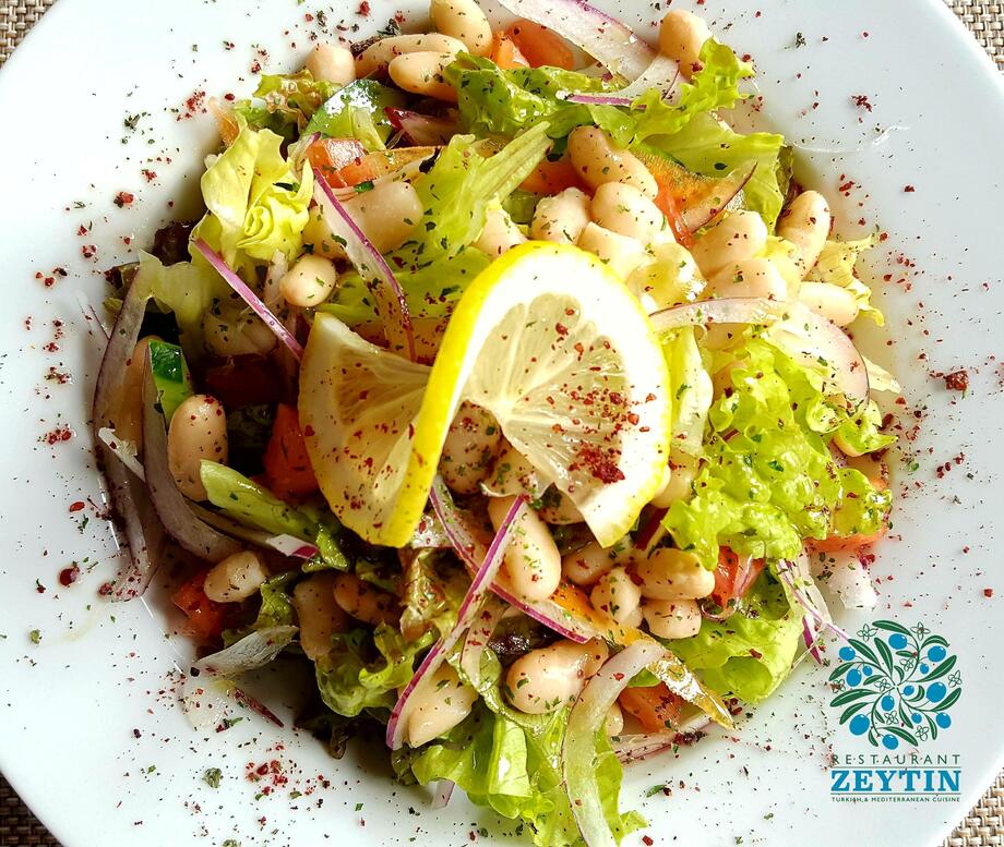 彩り鮮やかなサラダ各種