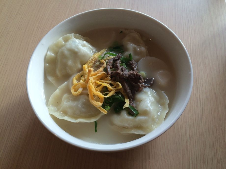 ランチ：トック（餅）＆マントー（餃子）スープ定食（￥８８０（税込））