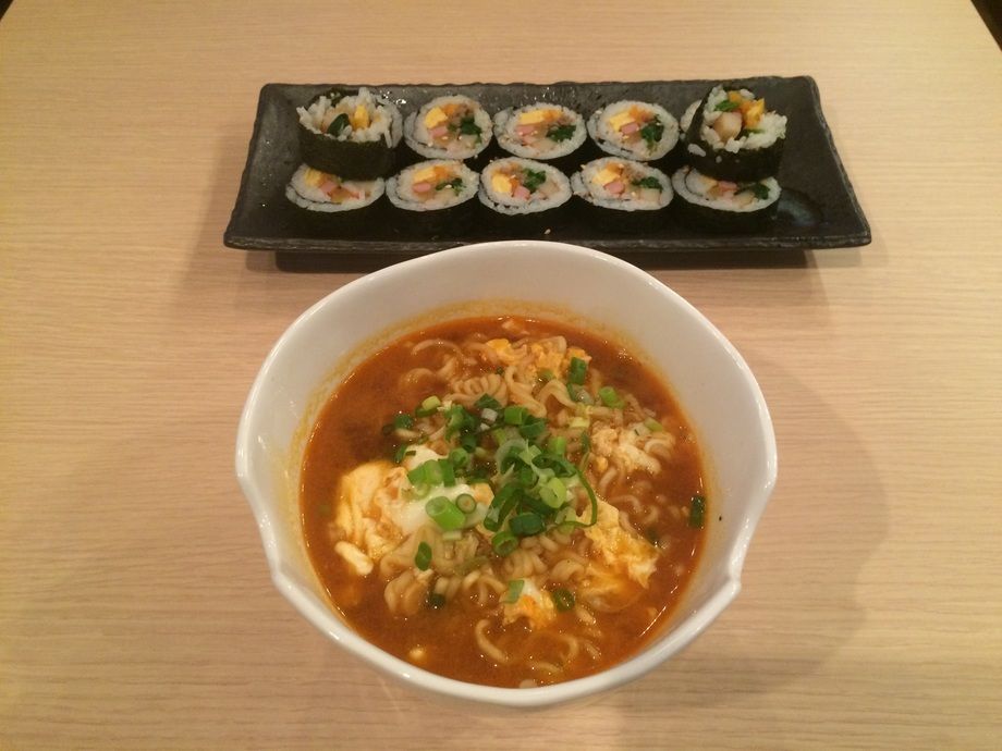 ランチ：キムパフ＆辛ラーメン定食（￥８８０（税込））