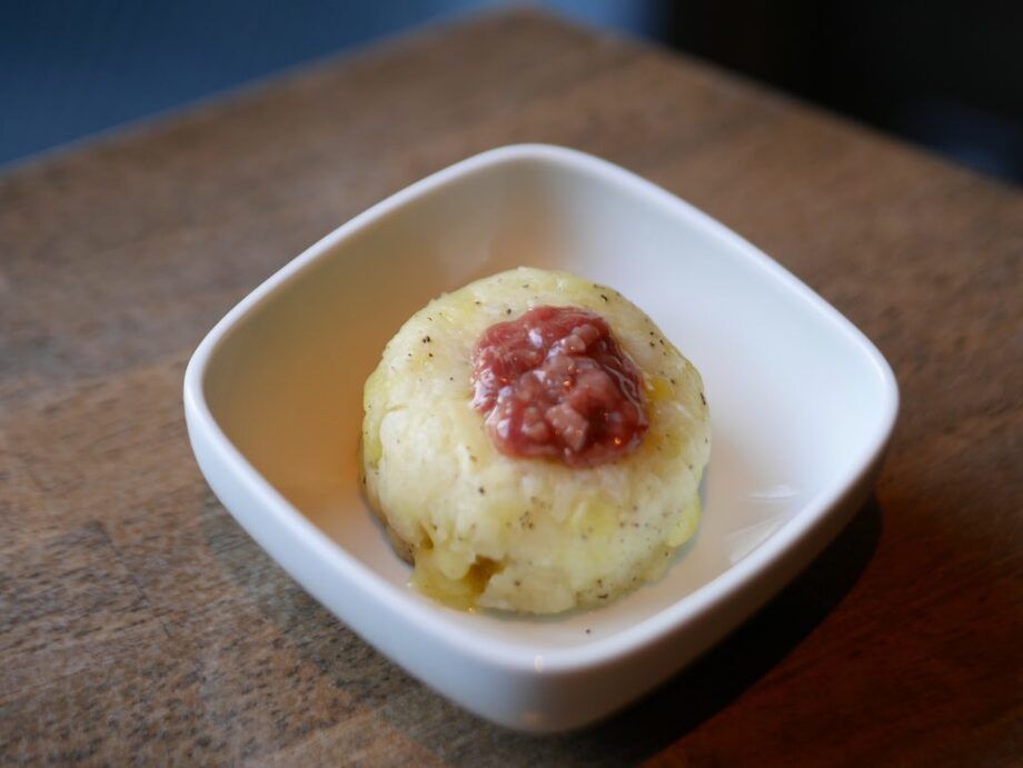 チーズ入りポテトサラダ(酒盗バターのせ)