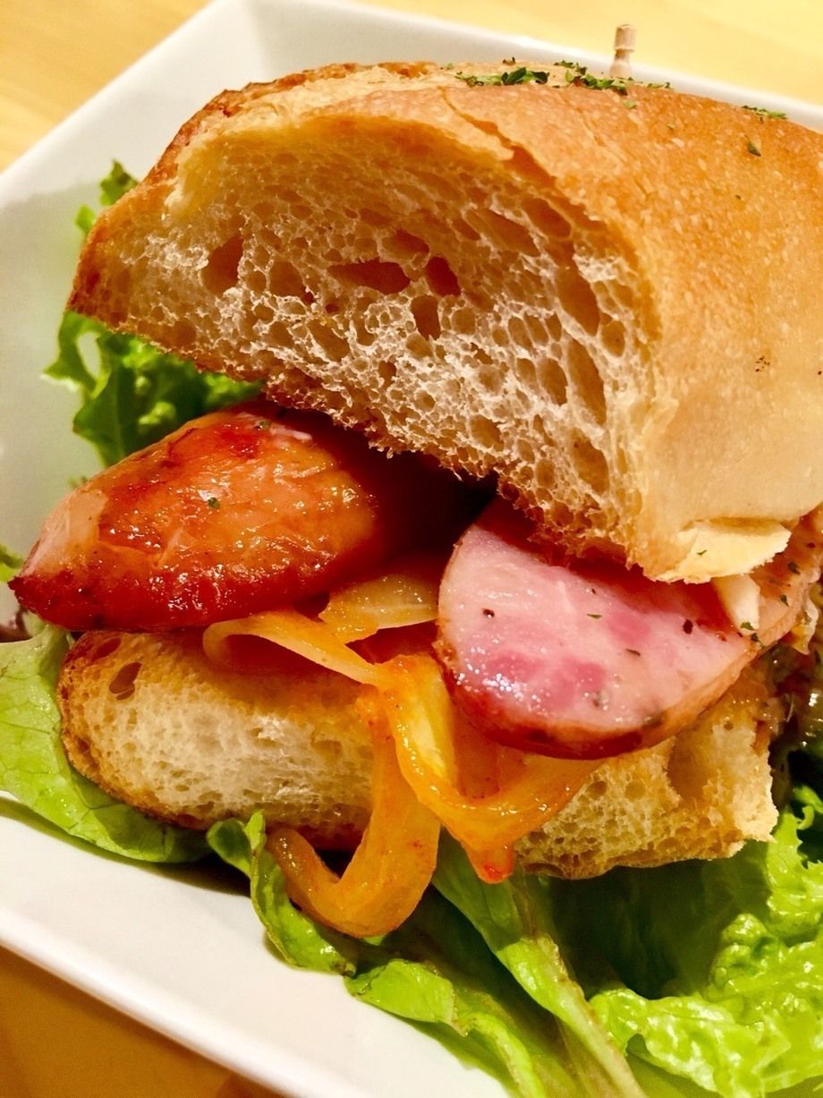 GH風ホットドッグ オニオンソテーとチミチェリソースがけ(2月)