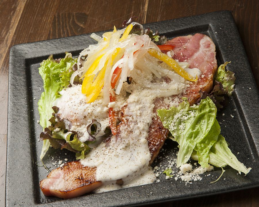 厚切りベーコンと温玉のシーザーサラダ
