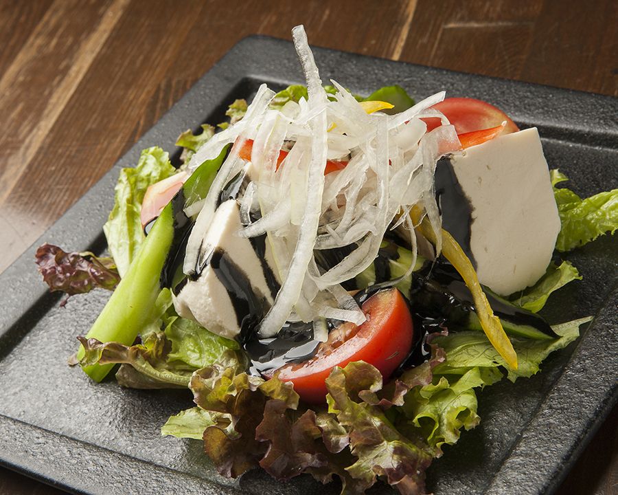 札幌「畔田商店」の豆腐サラダ～黒ゴマドレッシング～