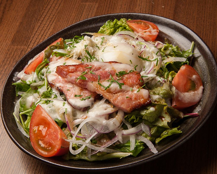 厚切りベーコンと温玉のシーザーサラダ