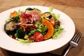 色とりどりのたっぷりサラダ