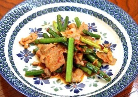 豚肉とニンニクの芽ハリッサ炒め