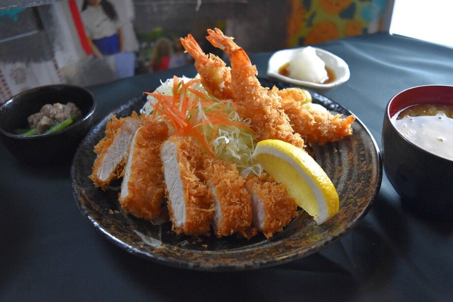嬉嬉豚ロースとんかつ×肉巻きエビフライ定食（1,050円（平日ランチ）／1,150円）
