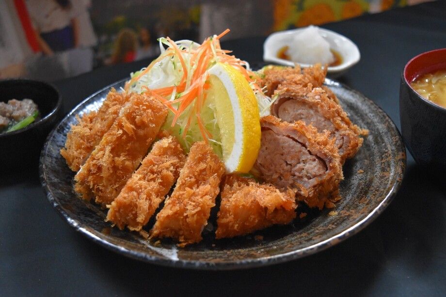 嬉嬉豚ロースとんかつ×肉巻きメンチかつ（950円（平日ランチ）／1,050円）