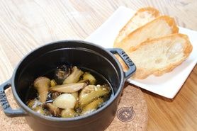 エビとキノコのアヒージョ パン4枚付