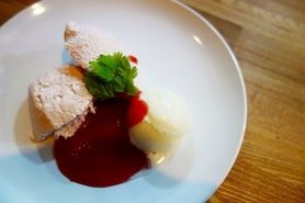 苺のムース バニラアイス添え