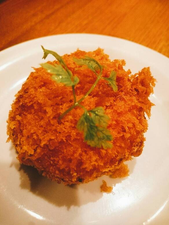 モッツァレラチーズを入れた男爵コロッケ　わさびマヨネーズソースで　1Ｐ(Mozzarella Cheese Croquette with a Wasabi Mayonnaise Sauce)
