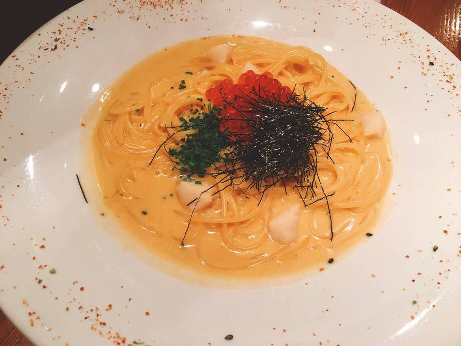 帆立が入ったウニ風味のクリームパスタ　いくら添え (scallop Uni cream spaghettini topped with salmon roe)
