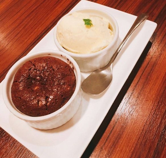 チョコレートスフレ　バニラアイス添え (original chocolate souffle with vanilla ice cream)