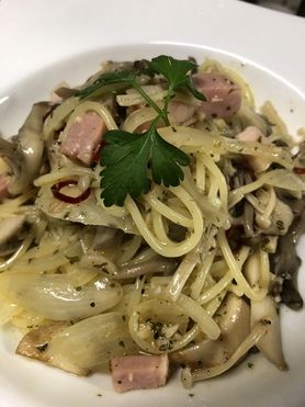 ベーコンとキノコのペペロンチーノ