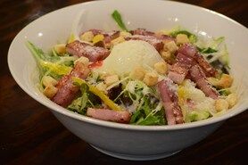 炙りベーコンと温玉のシーザーサラダ