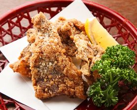 《当店こだわりの一皿》 鯨の竜田揚げ