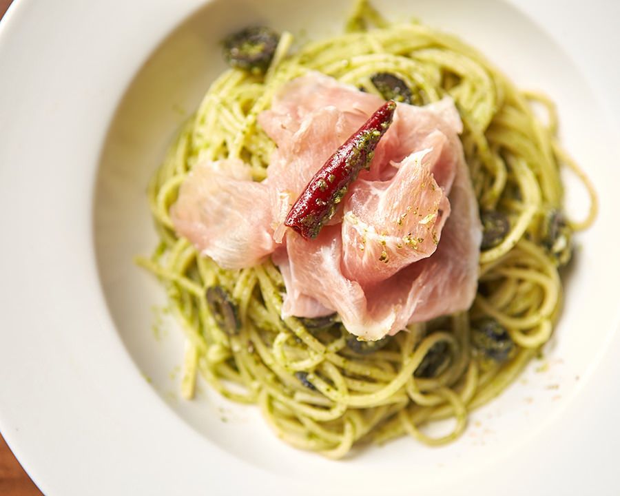 生ハムとブラックオリーブのジェノベーゼ（￥１２８０）