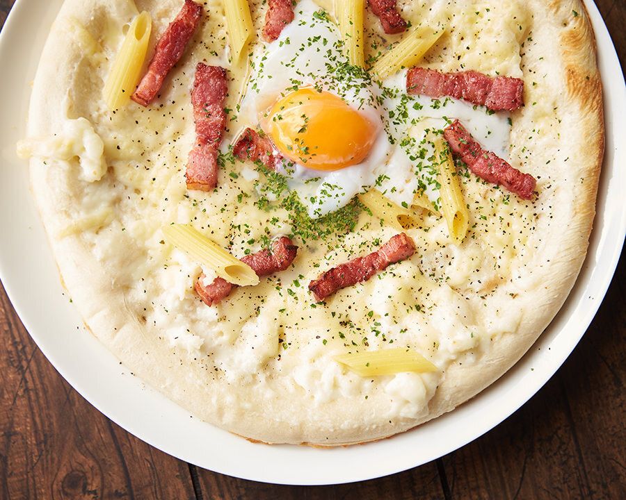 ペンネのカルボナーラ風のピザ（Ｍ）（￥１１８０（М））