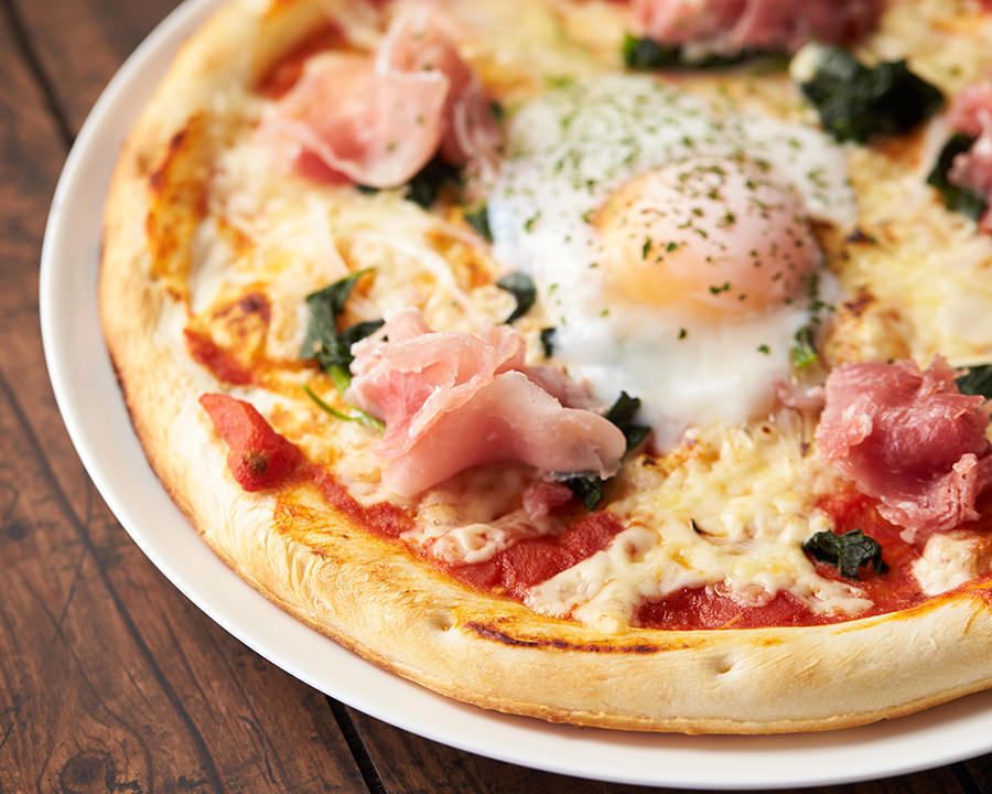 生ハムと半熟卵のピザ（Ｍ）（￥１１８０（М））