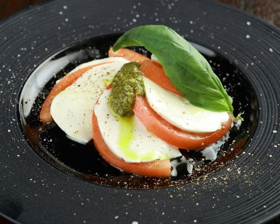 フレッシュトマトとモッツアレラチーズのカプレーゼ  