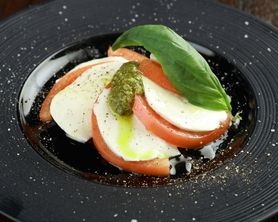 フレッシュトマトとモッツアレラチーズのカプレーゼ  