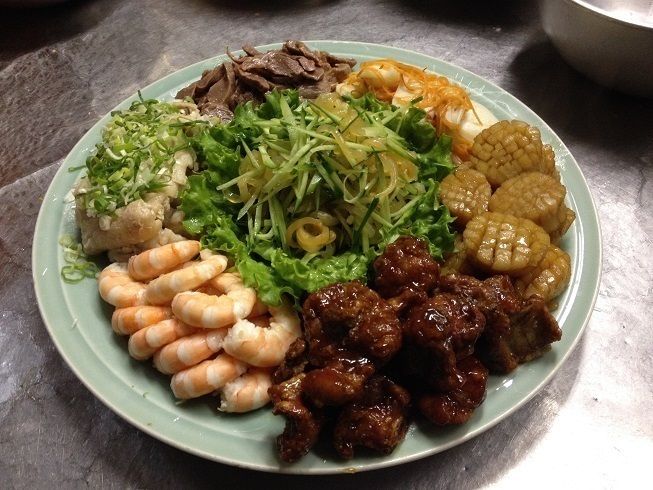 お一人様4500円飲み放題2時間コース　前菜、フカヒレスープ、揚げ物、炒めもの、酢豚、芋の飴だき、全6品　5名様よりご予約承ります（.）