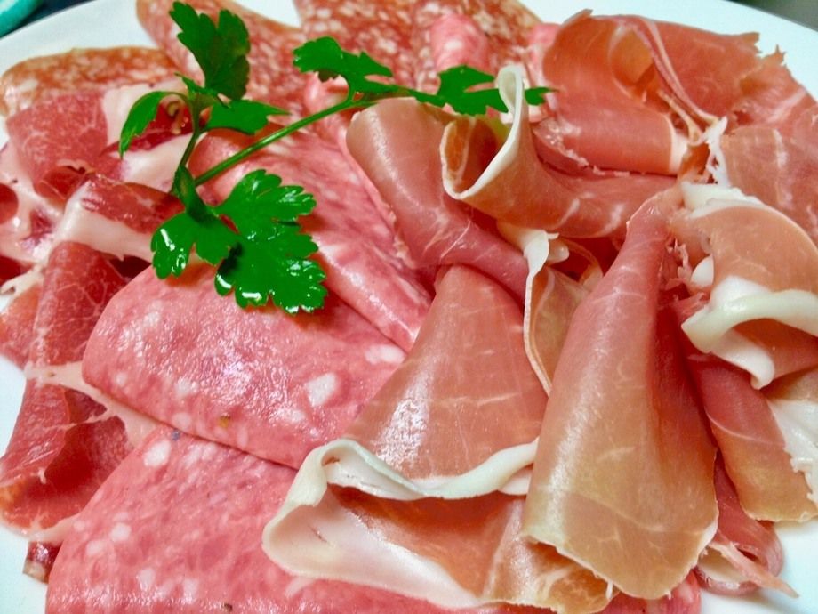 イタリアサラミと生ハムの盛り合わせ
